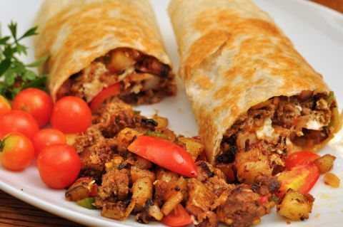 ¿Buscas algo fácil y rico? Prepara burritos de chorizo con esta receta sencilla