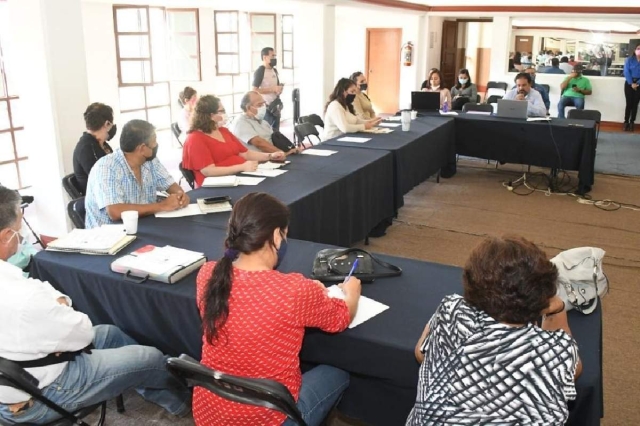 La sesión se efectuó en un salón del Teatro “Narciso Mendoza”.