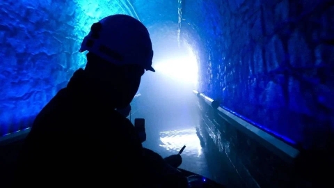 Derrumbe en mina de Polonia deja a un minero atrapado