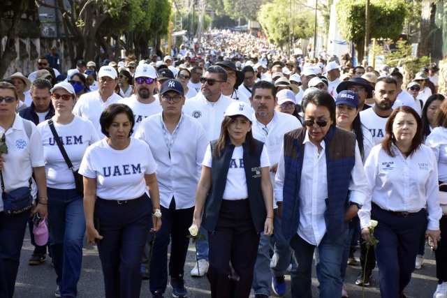 La rectora Viridiana Ayde&eacute; Le&oacute;n particip&oacute; en uno de los contingentes de estudiantes que marcharon ayer en Cuernavaca. 