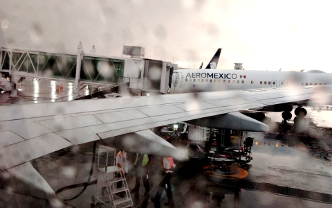 Tormenta afecta operaciones en el AICM; rayos impactan torre de control