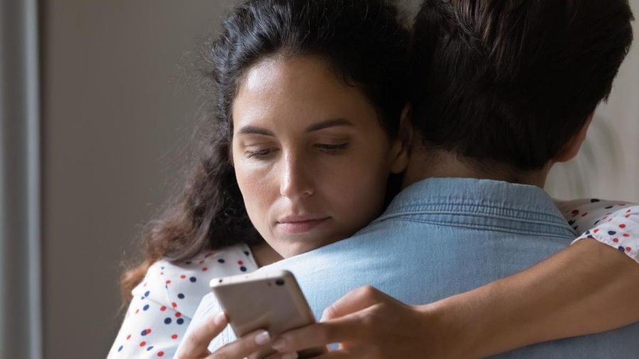 'Pocketing': la señal silenciosa que no debes ignorar en tu relación