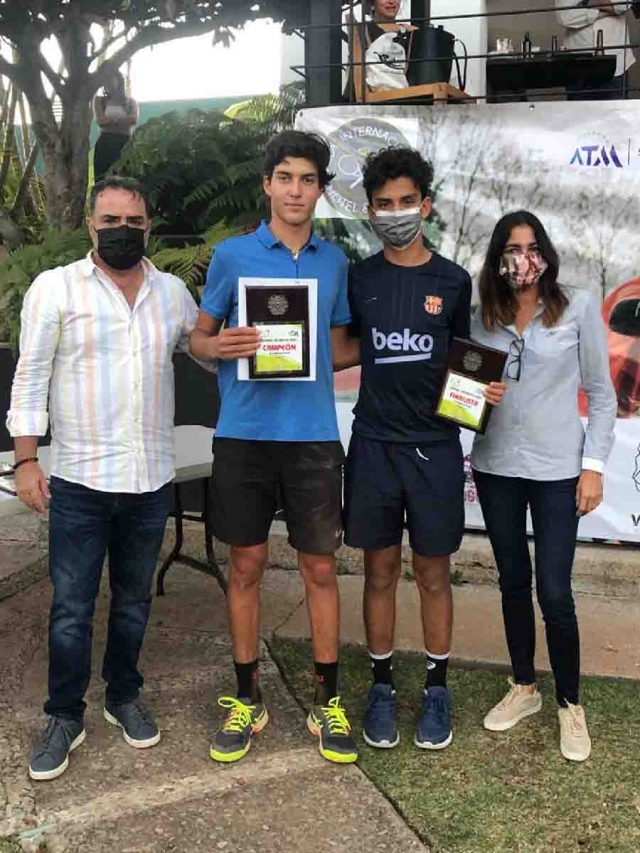 Andrés Hernández Chavero y Leonardo Rangel, campeón y finalista, respectivamente, de la categoría 16 años y menores.