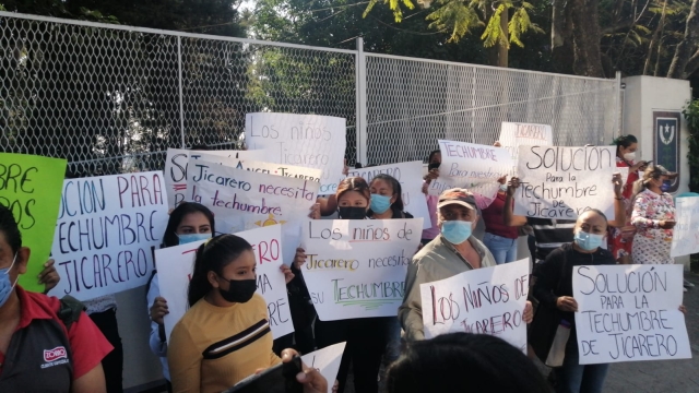 Exigen entrega de techumbre a la escuela Narciso Mendoza de la comunidad de Jicarero