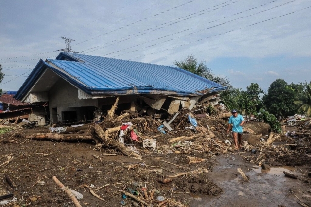 Una vivienda permanece enterrada entre lodo y escombros después de un corrimiento de tierra, en la provincia de Batangas, Filipinas, el 25 de octubre de 2024