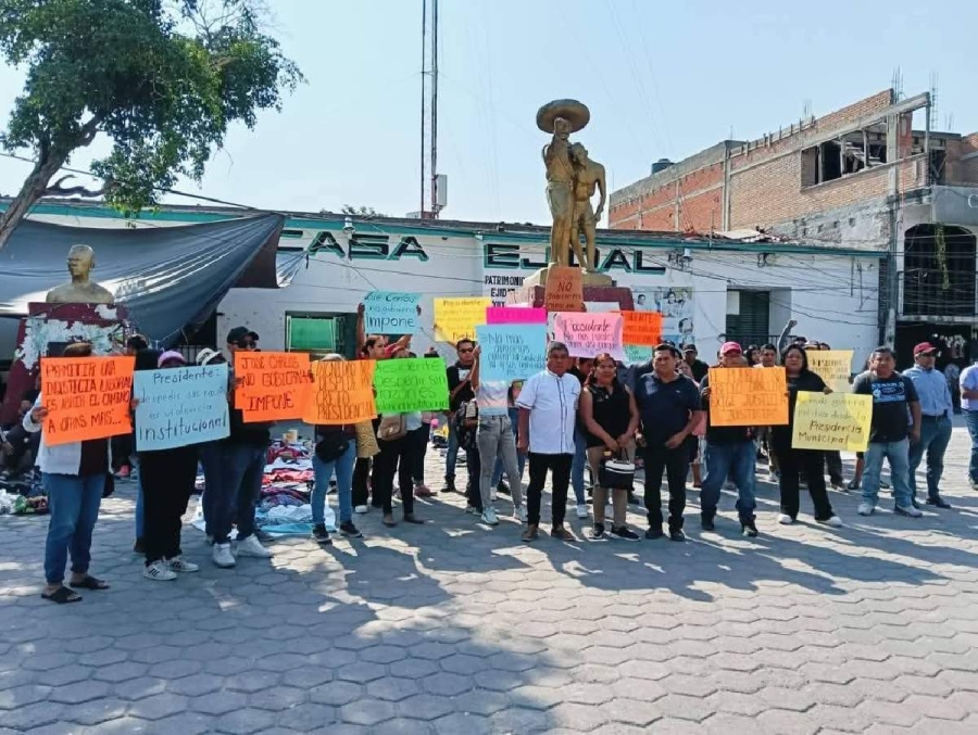 Decenas de personas participaron en la protesta en contra del alcalde José Carlos Jiménez Ponciano.