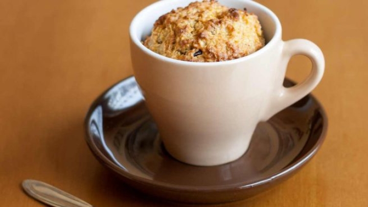 Disfruta de un desayuno rápido y delicioso con este mug cake de plátano