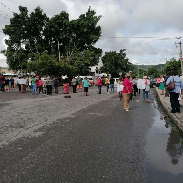  Los inconformes mantuvieron el bloqueo durante alrededor de un par de horas.