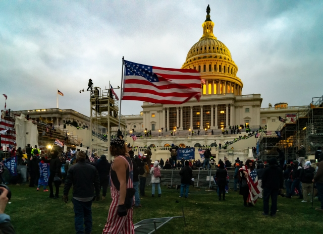 Sentencia de 17 años para exlíder de Proud Boys por asalto al Capitolio