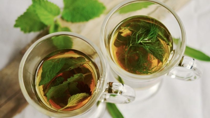 Bebida antiinflamatoria: receta para preparar una infusión de menta con manzanilla