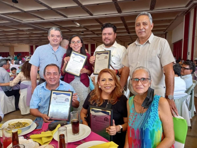   Maestros de la EESJ recibieron sus respectivos reconocimientos en la ceremonia realizada este martes, junto con sus demás compañeros.