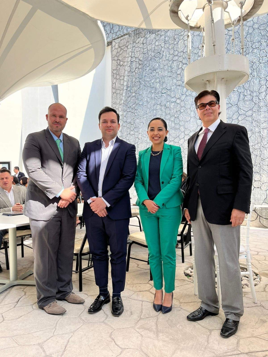 El licenciado Javier Estrada participó en la reunión, cuyo fin es buscar oportunidades de desarrollo. En la imagen, con la maestra Susana Araceli Ángeles Quezada, alcaldesa del municipio de Tizayuca, Hidalgo.