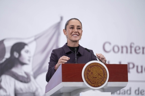 Sheinbaum responde a Salinas Pliego por demanda y cuestiona sus negocios