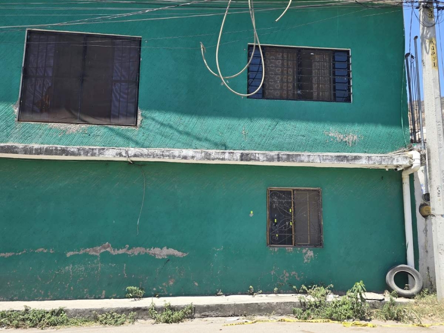 Los agresores dispararon varias veces contra la fachada del inmueble.