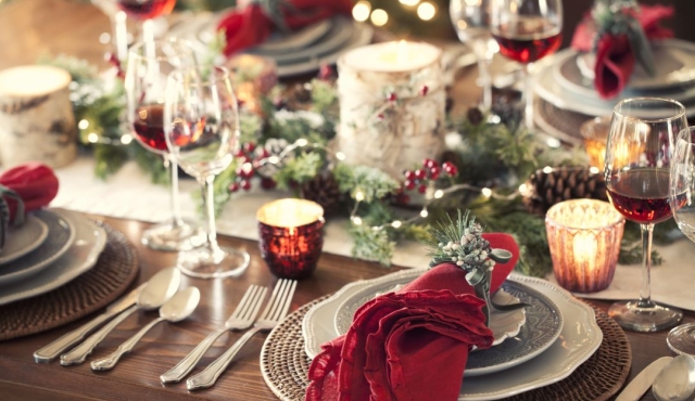 Celebra con estilo: Cuatro ideas creativas para decorar tu mesa en Navidad