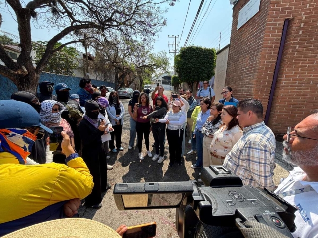 Integrantes de la Resistencia Estudiantil y autoridades de la UAEM sostuvieron un di&aacute;logo este domingo en la sede de la Facultad de Enfermer&iacute;a. 