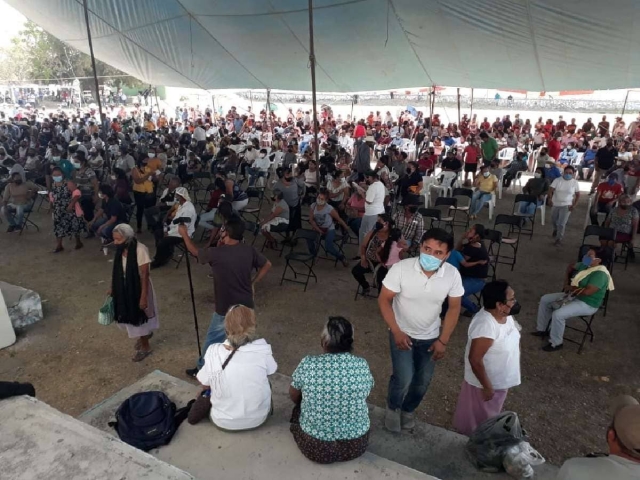 Más de 800 personas se aglomeraron en la reunión dominical.