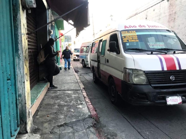 Los transportistas se han quejado del cambio de circulación de sentidos en vialidades del primer cuadro de la ciudad.