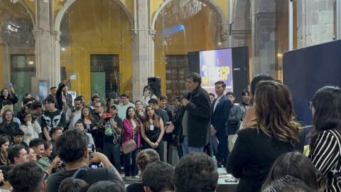 Estudiantes confrontan a Fern&aacute;ndez Noro&ntilde;a en Universidad de Guanajuato