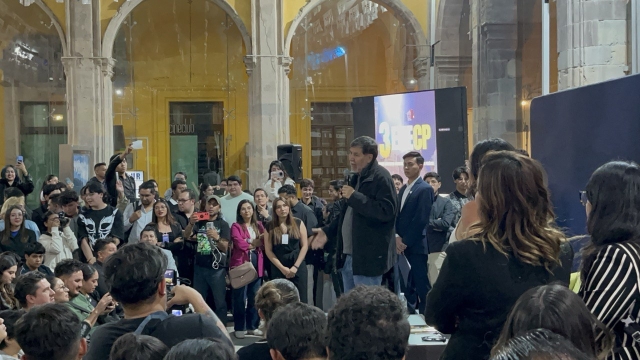 Estudiantes confrontan a Fernández Noroña en Universidad de Guanajuato