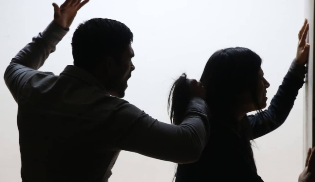 Golpeó y amenazó de muerte a una mujer