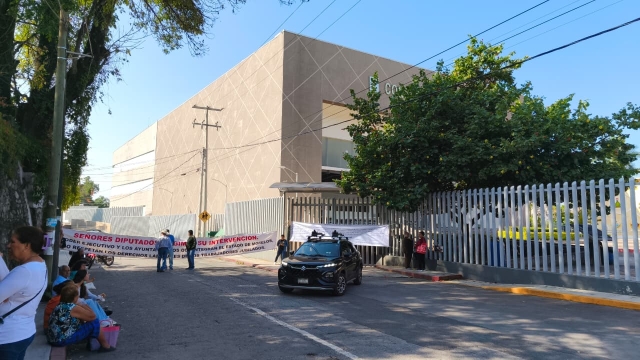 Se manifiestan trabajadores jubilados ante Congreso local; realizan bloqueo