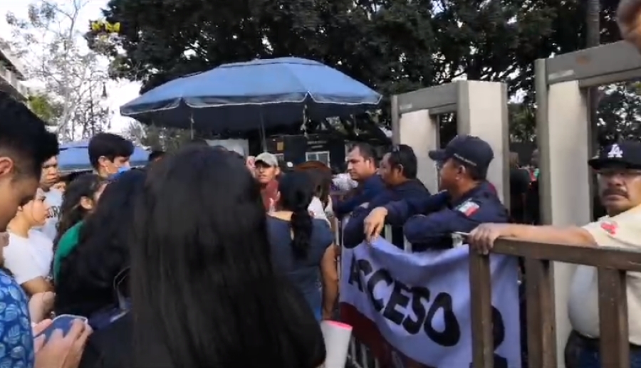 Nutrido acceso a plaza de armas en Cuernavaca, esta tarde