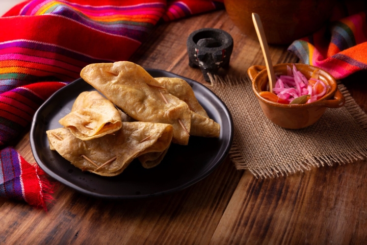 ¿Buscas una cena sencilla pero rica?, prepara estas quesadillas fritas de atún, sigue esta receta
