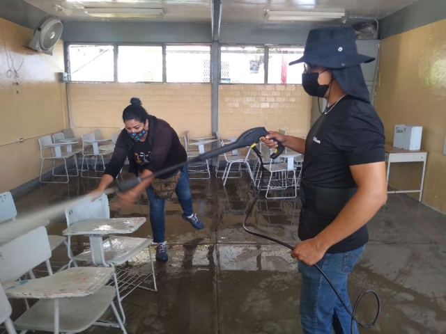 Docentes y padres de familia participaron en el acondicionamiento de planteles para el retorno a las aulas este día. 