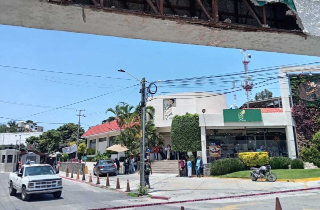 Atienden Obras Públicas y PC Jiutepec colapso del arco de entrada a residencial &#039;La Palma&#039;