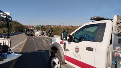 Atiende CEPCM volcadura de pipa en autopista Cuernavaca-Acapulco