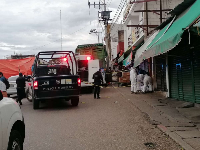 El hombre falleció sobre la acera.