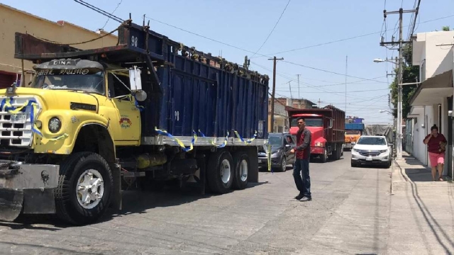  Los camiones circularon en caravana durante el cierre de la zafra.