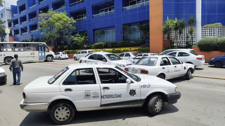 Taxistas anuncian bloqueos, mañana en Cuernavaca