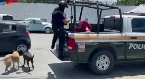 Uno de los hombres fue arrestado por grabar los actos de los uniformados.