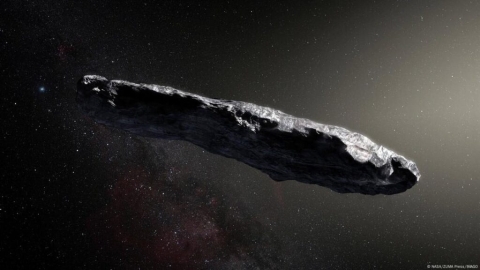 Ilustración del cometa &#039;Oumuamua, que fue el primer objeto interestelar detectado en 2017. Tiene una extraña forma alargada y un comportamiento inusual que generó debates entre los astrónomos sobre su posible origen.