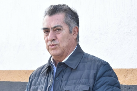 Sujeto provoca incendio en casa de ‘El Bronco’; guardia responde con disparos