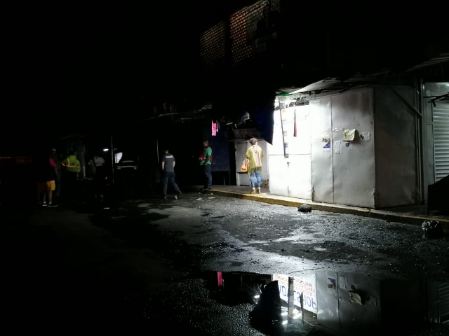 Incendio en un local de venta de mochilas en el mercado ALM