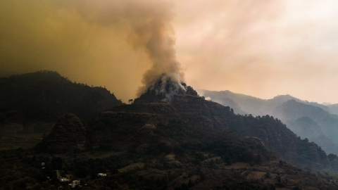 Autoridades y brigadistas combaten incendios forestales en Huitzilac y Tepoztlán