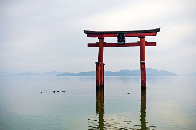 PIE: TOMADA DE LA WEB: https://pixabay.com/es/photos/torii-mar-jap%C3%B3n-santuario-3841388/