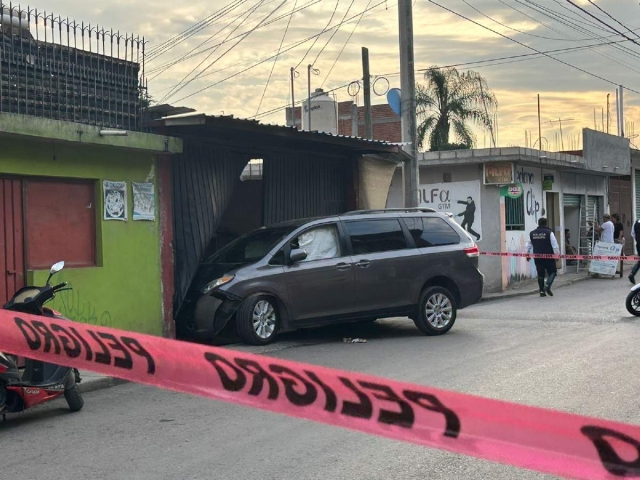 Una de las camionetas terminó impactada contra el portón de un negocio y la otra fue abandonada en límites de la Barona y la colonia Universo.