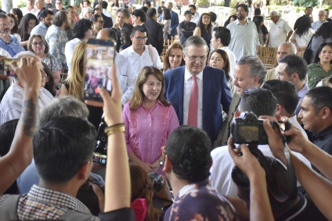 El secretario de Econom&iacute;a federal, Marcelo Ebrard, acompa&ntilde;&oacute; a la gobernadora de Morelos en el anuncio de la puesta en operaci&oacute;n del Fideicomiso P&uacute;blico para el Impulso a la Industria F&iacute;lmica. 