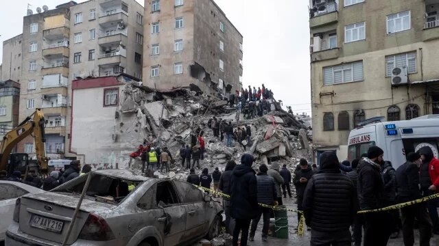 Turquía planea derribo inmediato de 50,000 edificios dañados por el terremoto