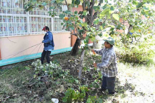 Padres, docentes y autoridades municipales participan en las labores de rehabilitación.