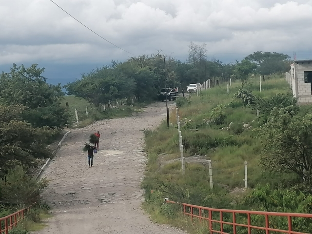 Hallan sin vida a pareja dentro de un auto