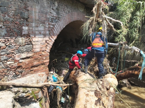 Localizan el cuerpo sin vida de una persona, tras ser arrastradas dos motocicletas en vado en Cuautla