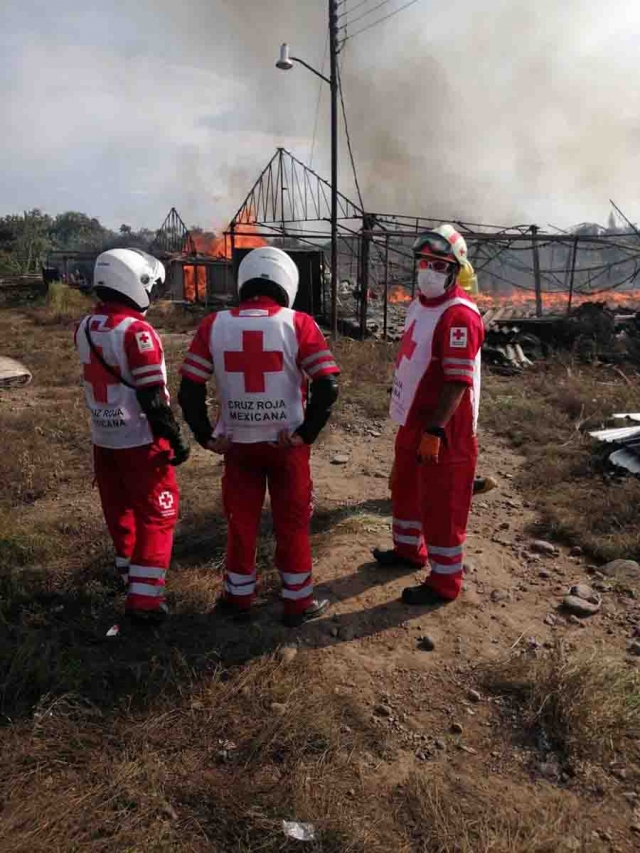 Durante las labores para sofocar el incendio algunos rescatistas resultaron intoxicados.