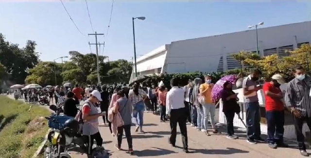 Este lunes se registraron largas filas de personas que buscaban obtener la vacuna.