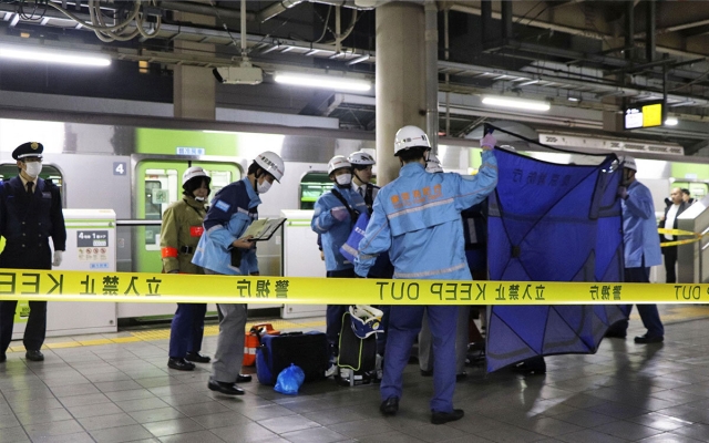 Mujer apuñala a tres personas en un tren de Tokio