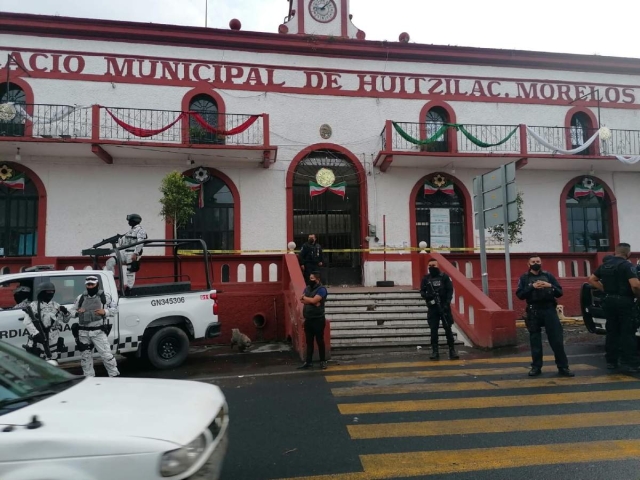 Los dos hombres fueron quemados en la explanada del palacio municipal.